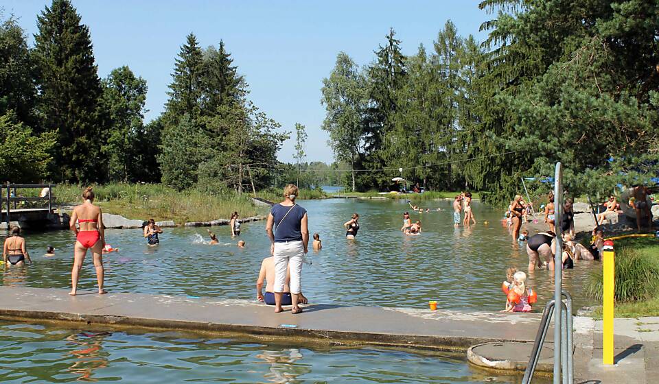 Bild aus dem Strandbad Diepoldsau. Im Becken spielen Kinder und Mütter beaufsichtigen ihre Kleinen.
