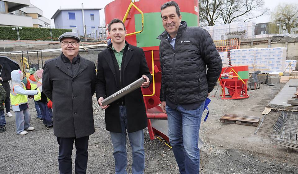 Die Verantwortlichen haben an der Grundsteinlegung eine Zeitkapsel vergraben. (v.l.) Bruno Spirig, Präsident Ortsgemeinde Schmitter; Ralph Lehner, Gemeindepräsident; Patrick Spirig, Schulratspräsident
