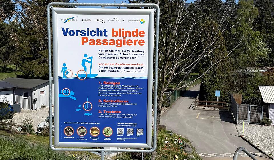 Das Plakat: Vorsicht Blinde Passagiere: Helfen Sie mit, die Verbreitung von invasiven Arten in unseren Gewässern zu verhindern! Vor jedem Gewässerwechsel: Gilt für Stand-up-Paddles, Boote, Schwimmhilfen, Fischerei etc. Reinigen, Kontrollieren, Trocknen