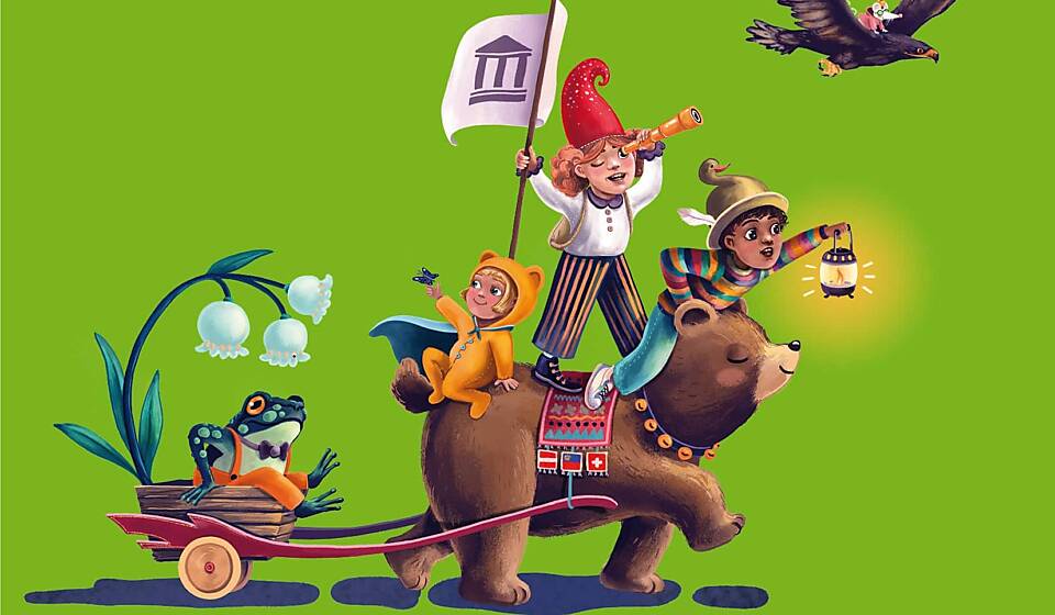Überschrift: Reiseziel Museum. Eine Illustration, darauf zu sehen: Ein Bär zieht einen Wagen mit einem Frosch, der Latzhose und Fliege trägt. Ein überdimensionales Schneeglöckchen thront über ihm. Auf dem Bär sitzen drei Kinder. Eines greift nach einem Schmetterling. Eines hat eine Fahne mit einem Museum-Icon drauf in der einen Hand und hält sich mit der anderen ein Fernrohr ans Auge. Das dritte Kind trägt einen Entenhut und lehnt sich vor über den Bärenkopf und trägt leuchtet den Weg mit einer Laterne. Darüber fliegt ein Adler auf dem eine Maus reitet.