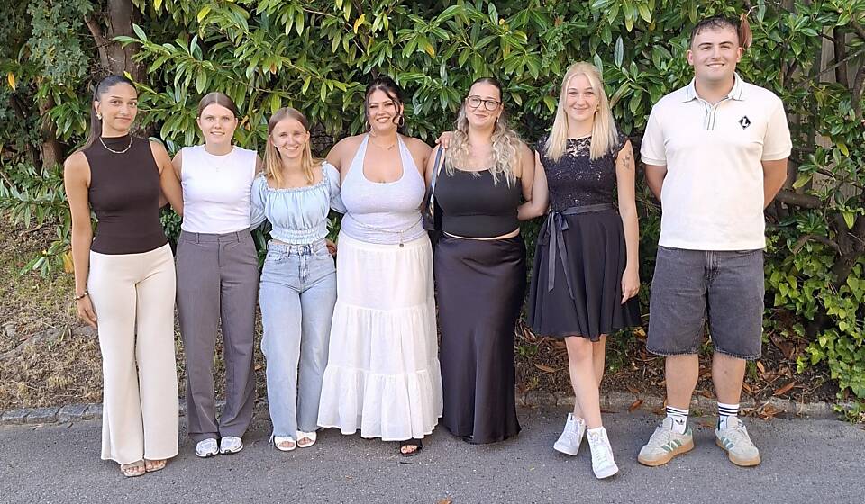 Die Absolventinnen und Absolventen Sedra Ali, Naéla Schmid und Michaela Meister, alle drei Kauffrau EFZ; Chantal Weder, Loriana Dzambazoska und Leana Zellweger, alle drei Fachfrau Gesundheit EFZ; Yannick von Aarburg, Fachmann Betriebsunterhalt EFZ, Fachrichtung Hausdienst