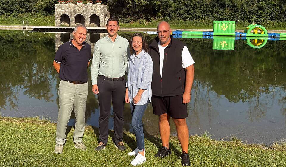 (v.l.) Udo Hutter, Präsident Strandbadkommission; Ralph Lehner, Gemeindepräsident; Christin Supke und Remo Bischofberger, Strandbadpächter