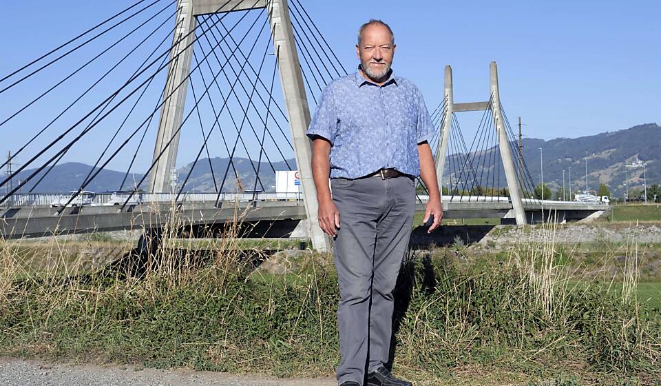 Bruno Frei steht vor der Schrägseilbrücke