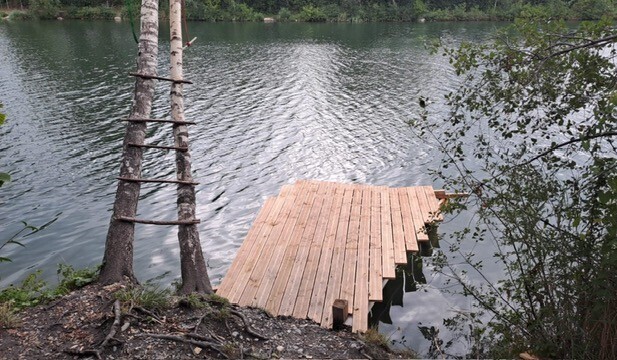 Ein illegal erstellter Schwimmsteg am Alten Rhein. Daneben wurden zwischen zwei Bäumen Sprossen erstellt, die wie eine Leiter auf den Baum führen.