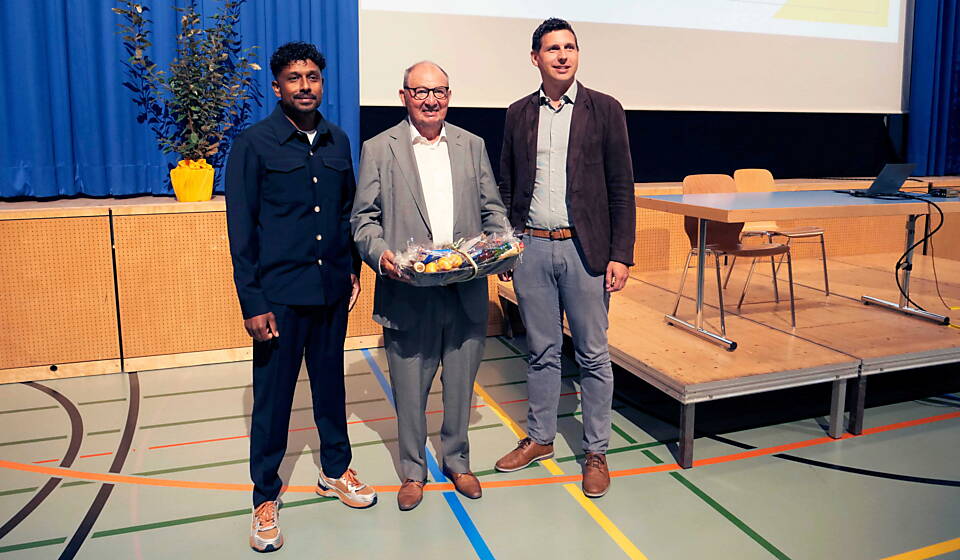 Bildlegende: (v.l.): Präsident des Diepoldsauer Gewerbevereins Niranjan Sriragavan; Beni Thurnheer; Ralph Lehner, Gemeindepräsident.)